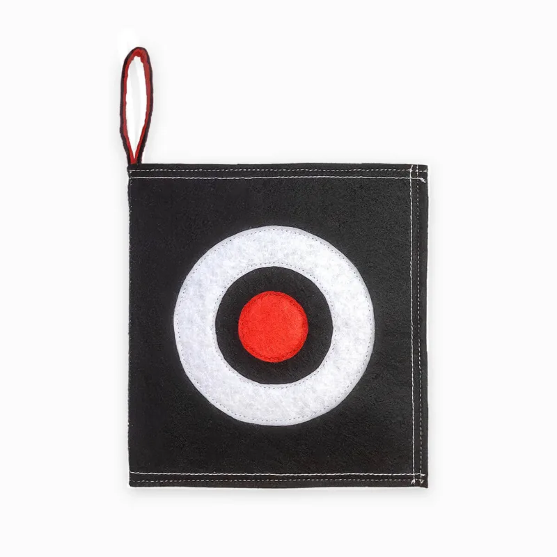 Rúmfræðileg form í hvítu, svörtu og rauðu