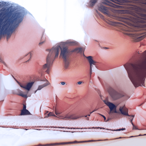 fjölskylda með ungbarni